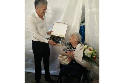 La centenaria recibió un cálido homenaje de sus vecinos. DL