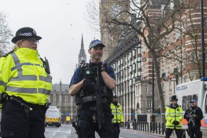 La policía bloquea el acceso a la calle Whitehall. WILL OLIVER