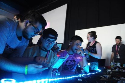 UENOS AIRES (ARGENTINA), 25/09/2019.- Asistentes al primer día de la Ekoparty de Buenos Aires, la conferencia de ciberseguridad y tecnología más grande de América Latina. EFE