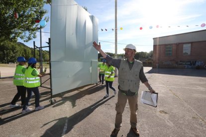 Miembros de Ponfesil escenifican la construcción del dique, en la protesta del pasado domingo.