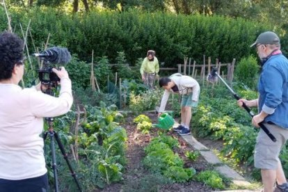 Cecilia Barriga durante el rodaje del documental ‘Quererla es crearla’ con Rubén en la huerta del coto escolar que cultiva con su tía Nieves. DL