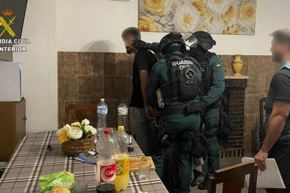 Imagen facilitada por la Guardia Civil del momento de la detención. G. C.