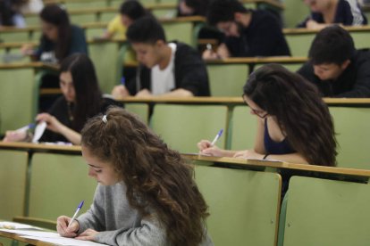 Alumnos en el último examen celebrado en Derecho. JESÚS F. SALVADORES