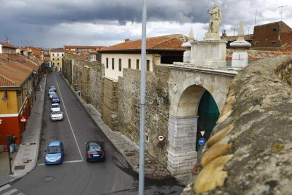 La calle Carreras, en la imagen, y la carretera de Los Cubos hacen codo extramuros del recinto amurallado. RAMIRO