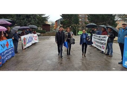 El consejero de Economía fue recibido con un pasillo de pancartas reivindicativas a su llegada a Villablino.