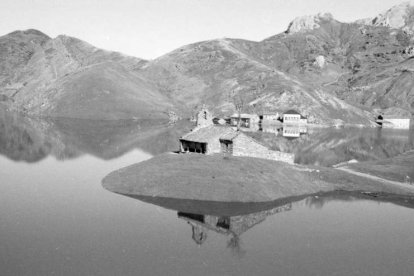 La iglesia de Láncara de Luna cuando las aguas aún no la habían sepultado. ARCHIVO DEL CLUB XEITU