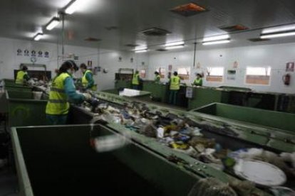 Trabajadores del CTR de San Román de la Vega en las cintas de selección de residuos.