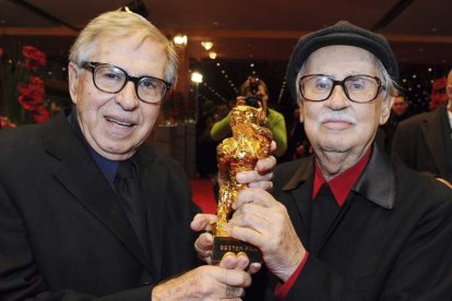 Los directores italianos Paolo y Vittorio Taviani sostienen el Oso de Oro.