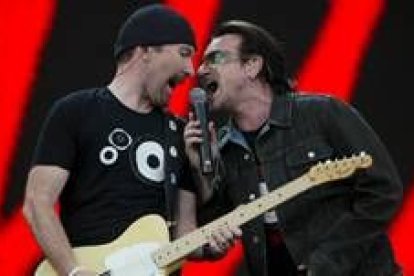 El vocalista de U2, Bono, canta junto al guitarrista de la banda, The Edge, durante un concierto