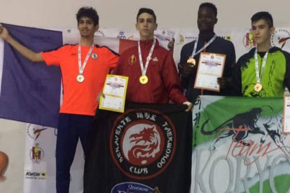 Daniel Lucena en el centro del podio del Europeo de Taekwondo. DL