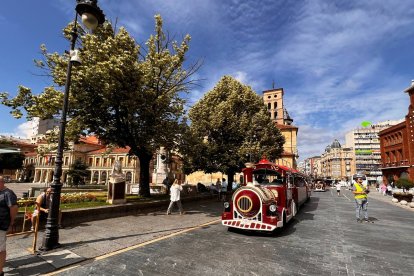 El tren turístico de León. DL