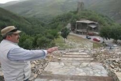 El alcalde de Balboa mostraba ayer el auditorio con el escenario al fondo, a los pies del castillo