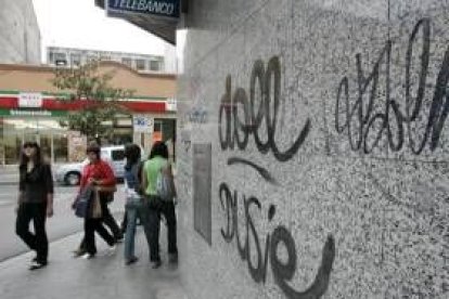 Detalle de una de las pintadas aparecidas en la fachada de un banco que da a la avenida de España