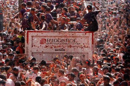 Arranca la Tomatina de Buñol, batalla campal con 145.000 kilos de tomate.