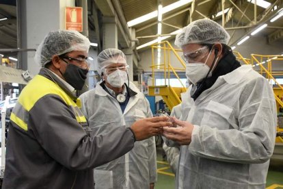 Mañueco, ayer, en una fábrica de vidrio. PABLO MARTÍN