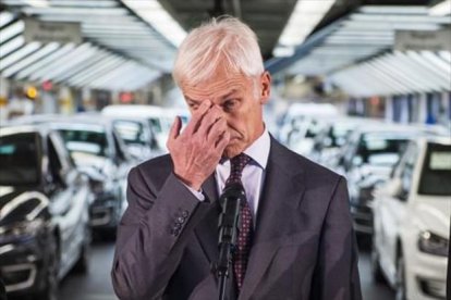 Matthias Müller, presidente de Volkswagen, en la fábrica de Wolfsburg.