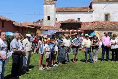 La imagen recoge un momento del homenaje a Nano Urdiales en Nava de los Caballeros. DL