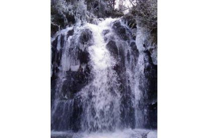 Cascada de La Fervencia y la famosa Cruz de Ferro de Foncebadón.