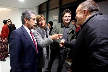 Jesús Cintora, Miguel Ángel Revilla, a punto de besar un botillo, y la alcaldesa, Mari Paz Martínez, ayer en el recinto ferial. ana f. barredo