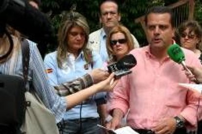 Amilivia, acompañado por miembros de su lista, presentó el plan en La Condesa