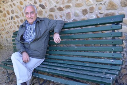 El veterano poeta y narrador de Cármenes Ángel Fierro.