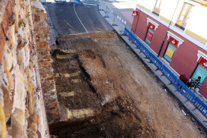 La primera de las catas arqueológicas previstas a los pies de la muralla tardorromana en la calle Carreras. AYUNTAMIENTO DE LEÓN