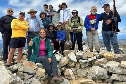 Foto de familia de los montañeros después la ascensión al Teleno. DL