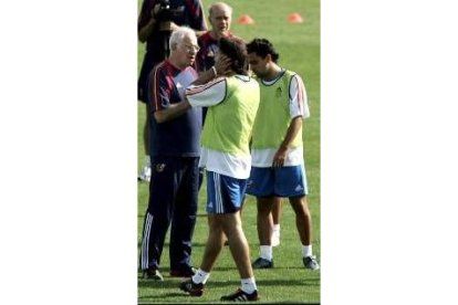 Aragonés comenta algunos aspectos con Xavi en un entrenamiento