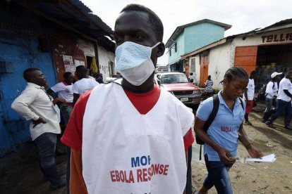 Un sanitario visita las calles de Monrovia, en Liberia.