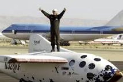 El piloto del SpaceShipOne junto con  la nave celebra el éxito del vuelo