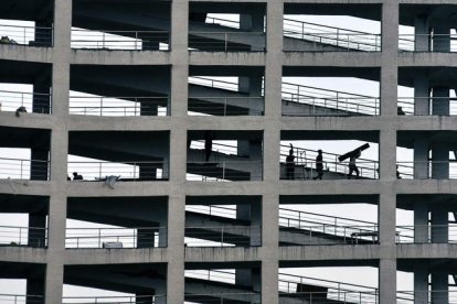 Trabajadores dentro de un edificio en construcción. IDREES M.