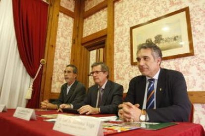 José María San Martín, Luis Carbonel y José Martínez Vega presentaron ayer en León la comisión de Co