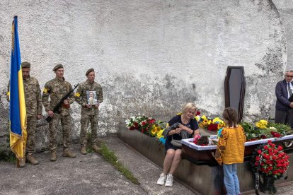 Una madre llora la muerte de su hijo, un soldado ucraniano caído en combate. ROMAN PILIPEY