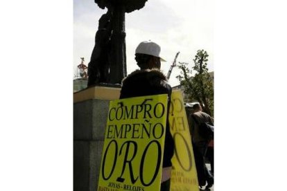 Uno de los hombres anuncio en la Puerta del Sol