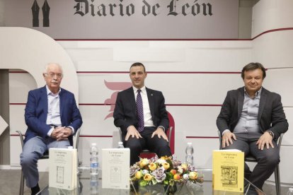 Julio César Santoyo, autor del libro, junto a Ramón Ángel Fernández y José Manuel Trabado. FERNANDO OTERO