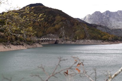 El pantano del Porma recibió 7 hm3 en una sola jornada de precipitacions. RAMIRO