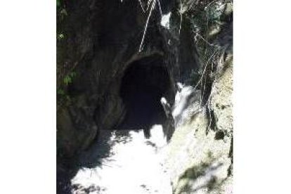 Una de las cuevas de los canales romanos de Llamas de Cabera