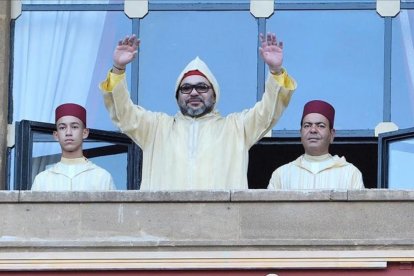 El rey Mohamed VI saluda desde la sede del Parlamento en Rabat.