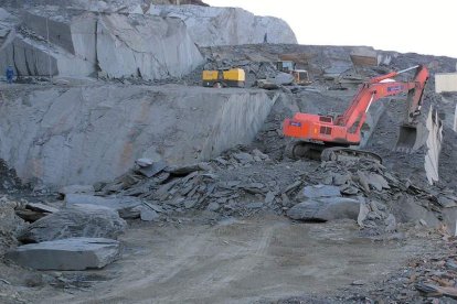 Las máquinas arrancan el rachón de pizarra en bruto para elaborarlo en las naves.