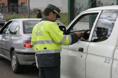 Dos guardias piden documentación, en una campaña de control de tráfico