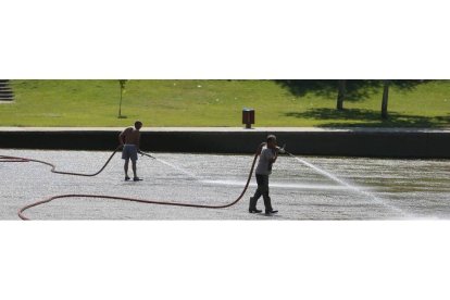 Trabajos de limpieza de la playa fluvial de Veguellina de Órbigo