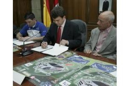 López Riesco y Severino Rodríguez firman el convenio de colaboración