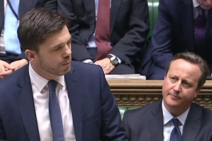 Cameron (derecha) escucha al secretario de Estado de Trabajo y Pensiones, Stephen Crabb, en la Cámara de los Comunes, en Londres, este lunes.