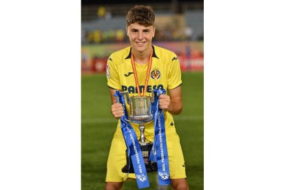 Iván Morante con el trofeo de campeón de Copa. ANA BELÉN RUIZ JEREZ