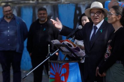 Jesús Hernández junto a María durante la lectura del manifiesto del Día Internacional del Pueblo Gitano en León. FERNANDO OTERO