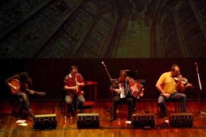 Fotografía de un concierto de la banda leonesa de folk Pandetrave que actúa hoy en la plaza de Regla