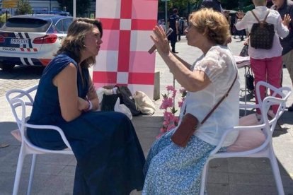 Los candidatos se suceden estos domingos en el rastro de León para pedir el voto. DL