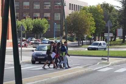 Alumnos en el campus de Vegazana. SECUNDINO PÉREZ