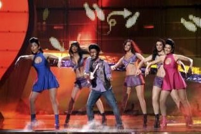 Rodolfo Chikilicuatre junto a su equipo de baile durante la actuación en Eurovisión