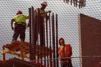 Trabajadores de la construcción realizan un encepado con ferralla . LUIS TEJIDO